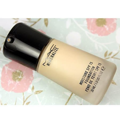 MAC Mineralize Moisture SPF15 Foundation